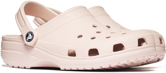 Lichtroze Crocs Classic Clogs met verstelbare band en ventilatiegaten.