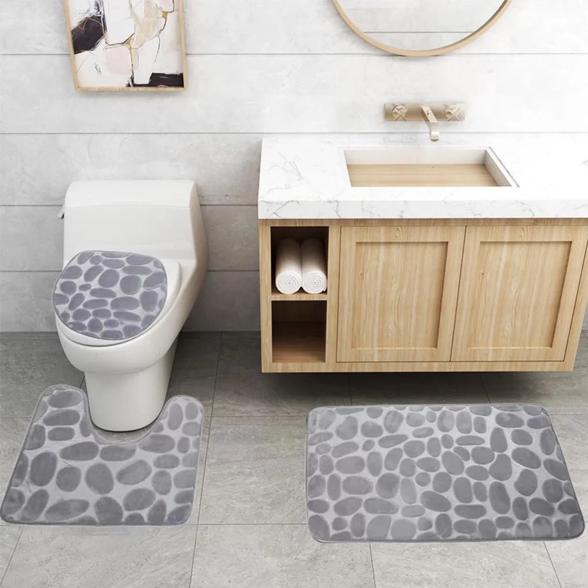 Driedelige badkamerset, bestaande uit een zacht, antislip badkleed en een absorberende badmat, een pluche badmat, een U-vormig badkleed en een toiletbrilhoes, grijs.