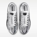 Grijze Nike P-6000 sneakers met zwarte details en witte veters. De zool is wit en zwart. Binnenkant met '0009-'.