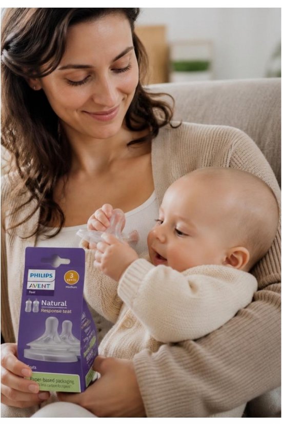 Mère tenant la tétine Philips Avent Natural Response, taille 3, 2 pièces, pour bébé.