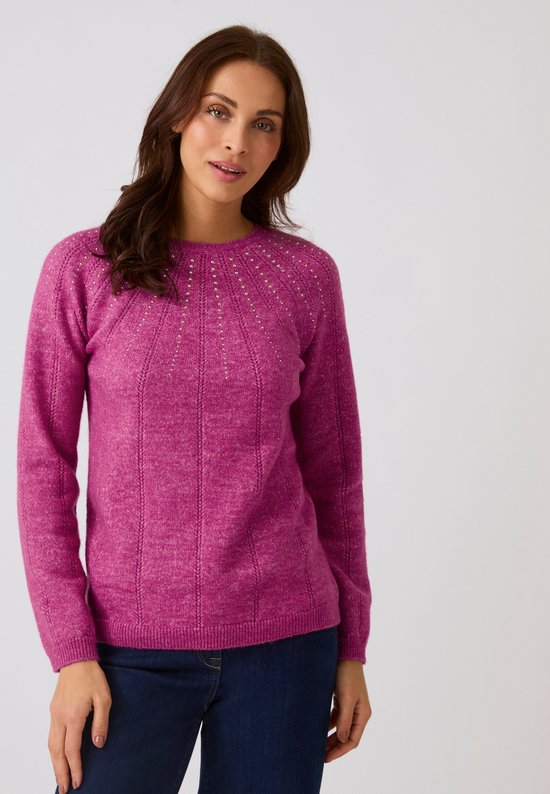 Roze gebreide trui met ronde hals en open details, versierd met gouden speldjes op de schouders.