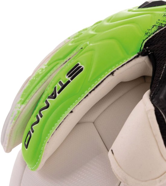 Felgroene keepershandschoen met STANNIO logo op een witte voetbal.