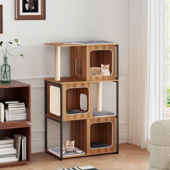 Kattenboom met 3 etages, naturel houtkleurige blokken met openingen, sisal krabpaal, en grijze kussens. Een kat zit in een bovenste blok, een andere in een onderste blok.