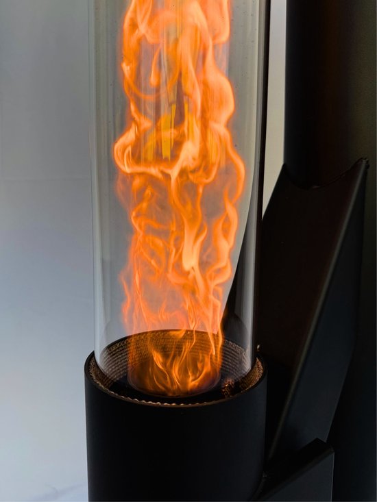 Zwarte staande terrasverwarmer met een glazen cilinder waarin een oranje vlam danst.