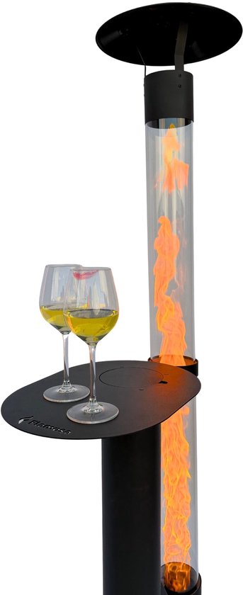 Zwarte terrasverwarmer met tafel, twee glazen witte wijn en vlammen in de glazen cilinder.