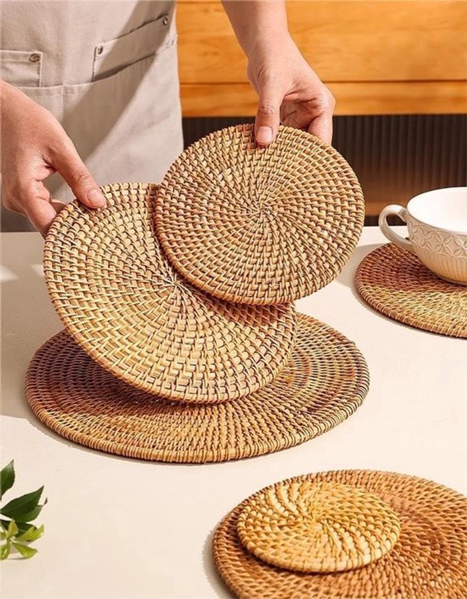 Ronde gevlochten placemat van natuurlijk riet - Hittebestendige tafelonderzetters voor pannen, schalen en gerechten (22 cm)
