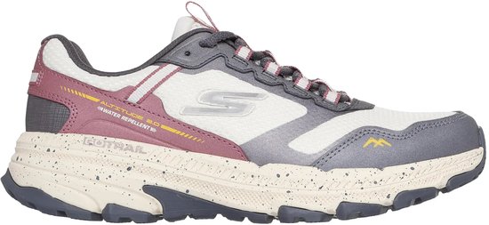 Witte sportschoen met roze en grijze accenten, GO RUN TRAIL van Skechers met waterafstotende technologie.