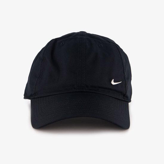 Zwarte Nike pet met wit Swoosh-logo op de voorkant.