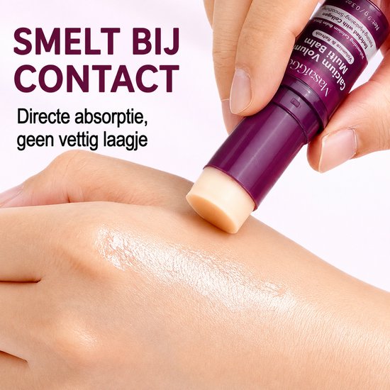 Een hand die een paarse balsemstick op de huid aanbrengt. De tekst "SMELT BIJ CONTACT" staat links.