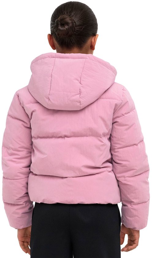 Roze pufferjack voor meisjes, achterkant zichtbaar. Het meisje draagt een zwarte broek.