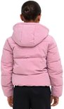 Roze pufferjack voor meisjes, achterkant zichtbaar. Het meisje draagt een zwarte broek.