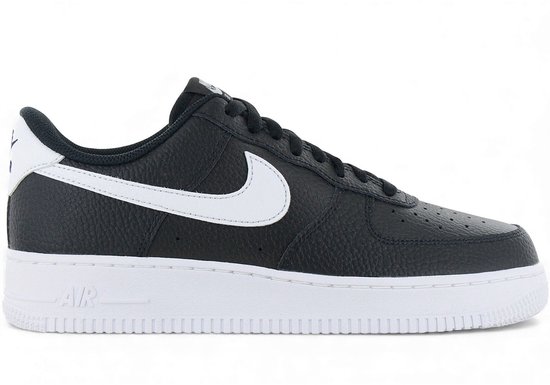 Zwarte leren Nike Air Force 1 sneaker met witte zool, witte Nike swoosh en witte hiel.
