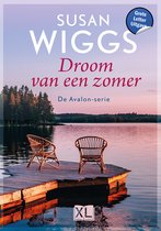 Droom van een zomer, Grote Letter Uitgave, De Avalon-serie door Susan Wiggs. Twee rieten stoelen op een houten steiger aan een meer bij zonsondergang.