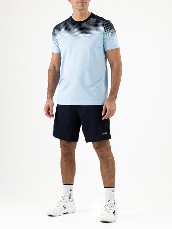 Man in lichtblauw tennisshirt met donkerblauw stippenverloop en donkerblauwe short.