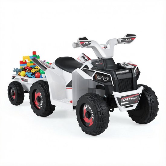 Witte kinderquad met aanhanger vol met kleurrijk speelgoed en blokken, op een witte achtergrond.