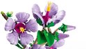 Close-up van paarse LEGO hibiscusbloemen met roze en gele details.