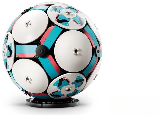 LEGO voetbalmodel staand op een zwarte standaard. Wit met turquoise en roze vlakken. "SIZE 5" logo zichtbaar.