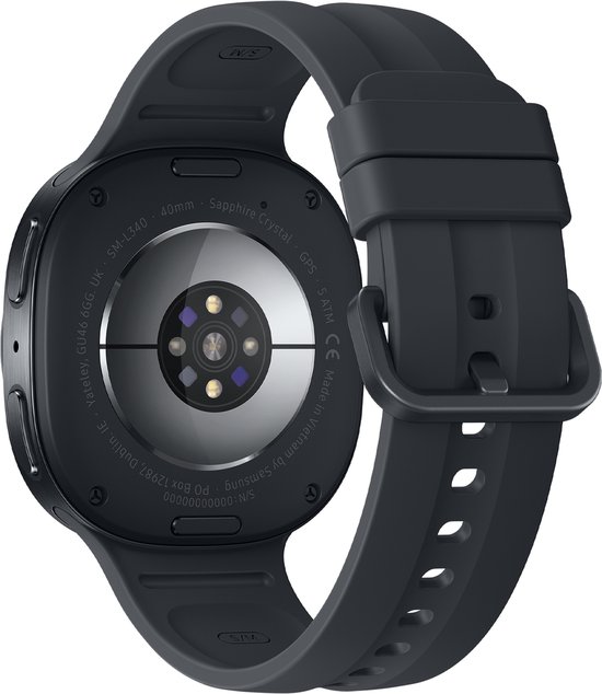 Achterkant van de gitzwarte Samsung Galaxy Watch 9, met sensoren en donkergrijs sportbandje.