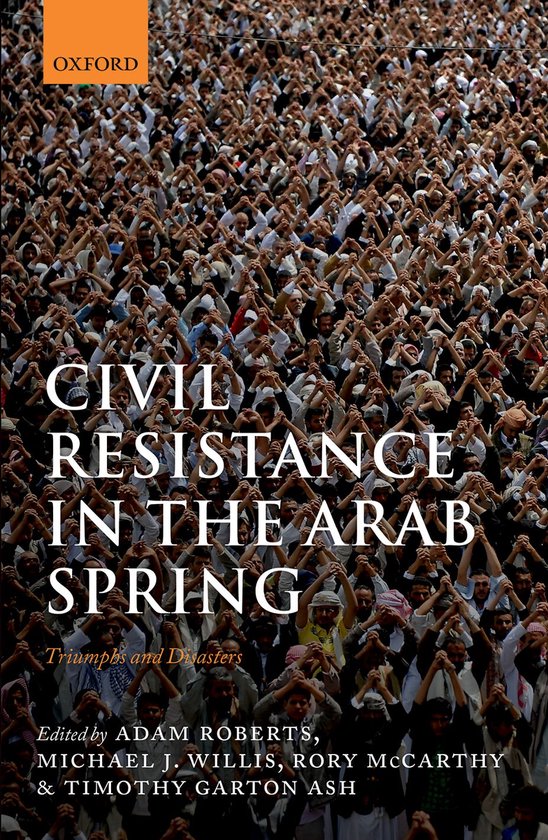 Boekomslag 'Civil Resistance in the Arab Spring' met een menigte mensen die hun handen boven hun hoofd in elkaar grijpen.