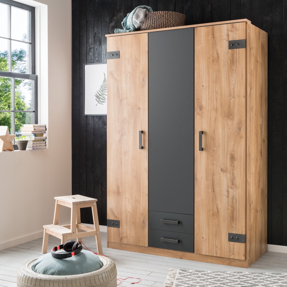 Kledingkast Stratum - 135x199x58 cm (BxHxD) - Draaideur - 4 legplanken & 2 roedes - Slaapkamer - Industrieel