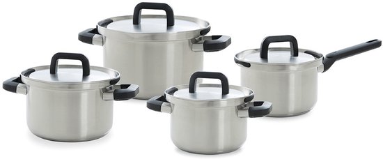Een set van vier zilverkleurige pannen met zwarte handvatten, met de deksels erop.