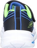 Achterkant van blauwe Skechers gymschoenen met limegroene kraag en zwarte strepen.
