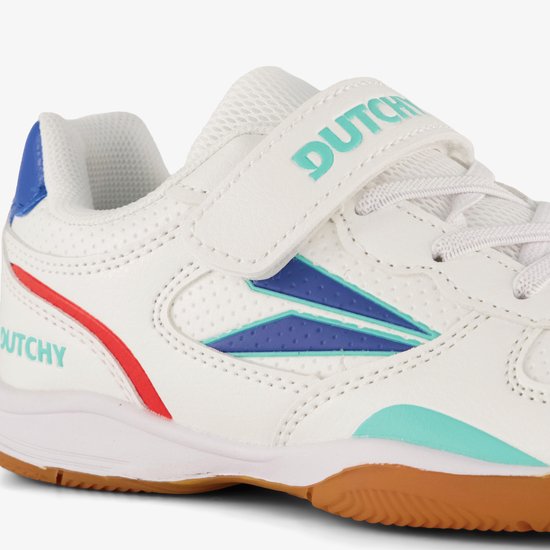 Close-up van witte Dutchy sportschoenen met klittenband, blauwe en mintgroene accenten.
