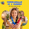 Lachend meisje met een gele T-shirt houdt vier 3D-pennen vast in de kleuren wit, blauw, zwart en rood.