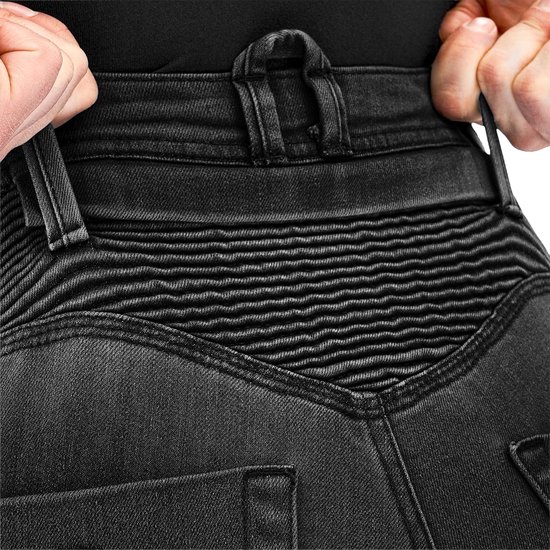 Gedetailleerde achterkant van de grijze dames motorjeans met geribbelde tailleband en zakken.