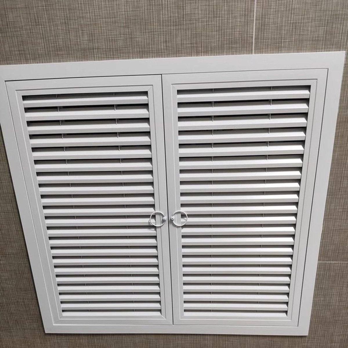 Toegangspaneel Aluminium - Inspectieluik Servicepaneel - Verbergen Kabels - Louvered Ventilatie Design - 90x100cm - Aluminium