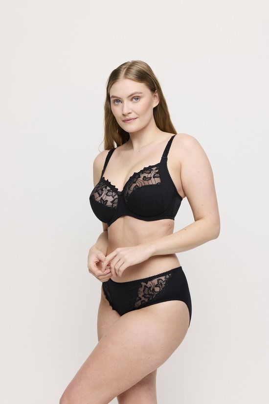 Model met een zwarte kanten bh en bijpassende slip.