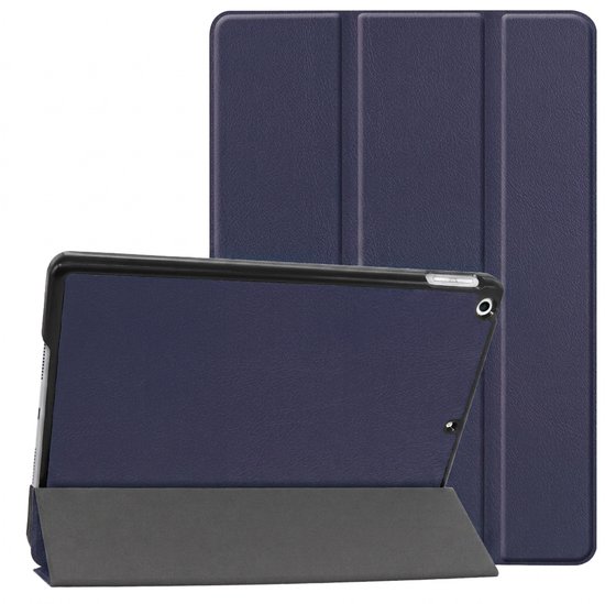 Donkerblauwe, lederlook tablethoes. Eén hoes staat rechtop, de ander ligt plat met open flap.