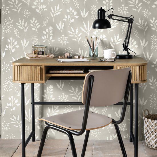 Un bureau avec un plateau en bois brun clair, des pieds noirs et un devant à rayures brunes, avec une lampe de bureau et une chaise.