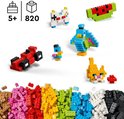 Een verzameling LEGO-bouwwerken, waaronder een watermeloen, spelcomputer, raceauto, vogel en kat, met een grote bak met kleurrijke LEGO-stenen.