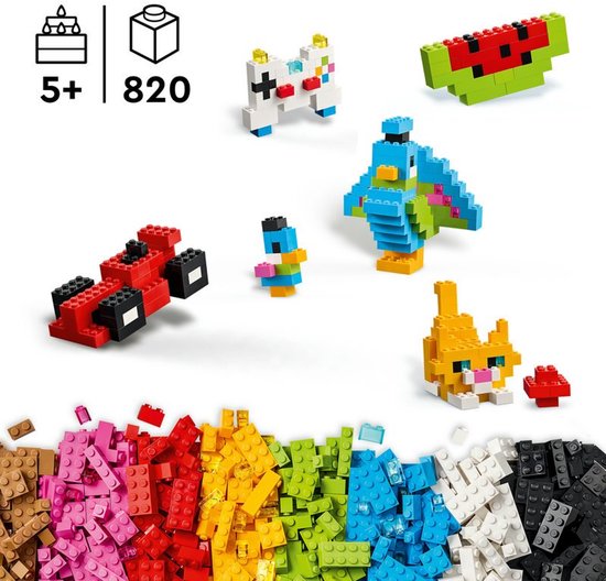 Een verzameling LEGO-bouwwerken, waaronder een watermeloen, spelcomputer, raceauto, vogel en kat, met een grote bak met kleurrijke LEGO-stenen.