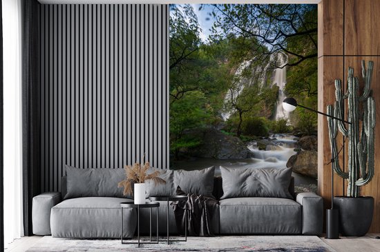 Behang - Fotobehang Een mooi overzicht van de grote waterval in het Klong Lan National Park - Breedte 180 cm x hoogte 280 cm