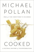 Boekomslag van 'Cooked' van Michael Pollan, met rigatoni die in water valt.