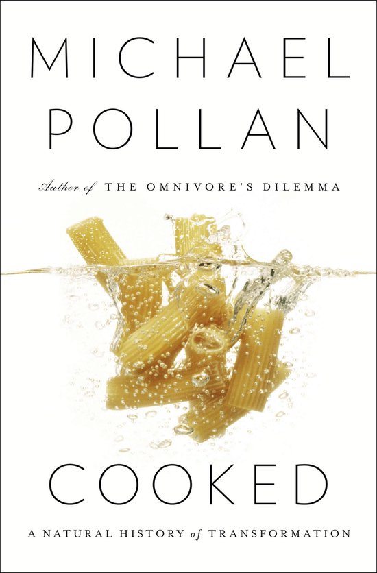 Boekomslag van 'Cooked' van Michael Pollan, met rigatoni die in water valt.