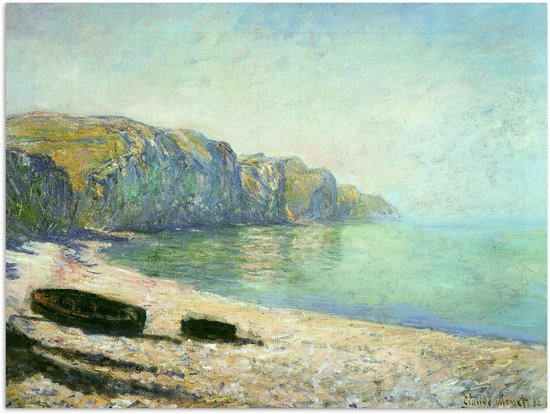 Une peinture de Claude Monet représentant des bateaux sur une plage de sable avec des falaises et la mer en arrière-plan.