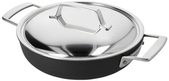 Een zwarte pan met zilveren handvatten, een zilveren deksel met een zeshoekige handgreep.