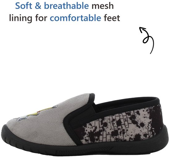 Grijze pantoffel met Pikachu-opdruk, zwart-witte spetters en tekst 'Soft & breathable mesh lining for comfortable feet'.