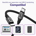 Zwarte gevlochten USB-C kabel, compatibel met laptop, telefoon en powerbank.