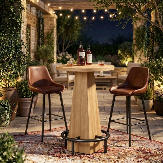 Ronde houten bartafel met twee bruine lederen barkrukken op een betegeld terras.