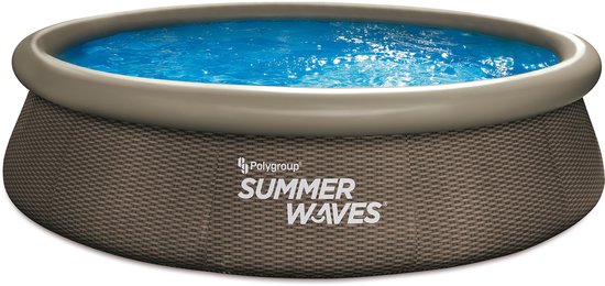 Piscine ronde gonflable Summer Waves avec imprimé tressé marron et eau bleue.