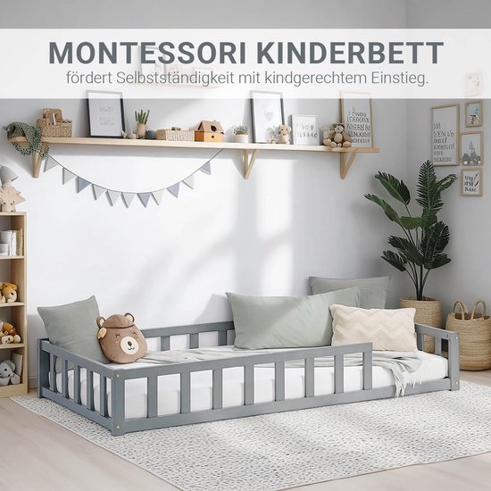 Montessori kinderbed in grijs hout dat zelfstandigheid bevordert, geplaatst in een gezellige kinderkamer.