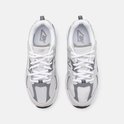 Bovenkant van twee lichtgrijze sneakers met witte veters en grijze accenten.