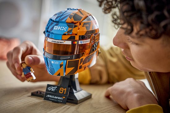 LEGO helm van McLaren F1 Team, oranje en blauw, met "81" en "McLaren Formula 1 Team".