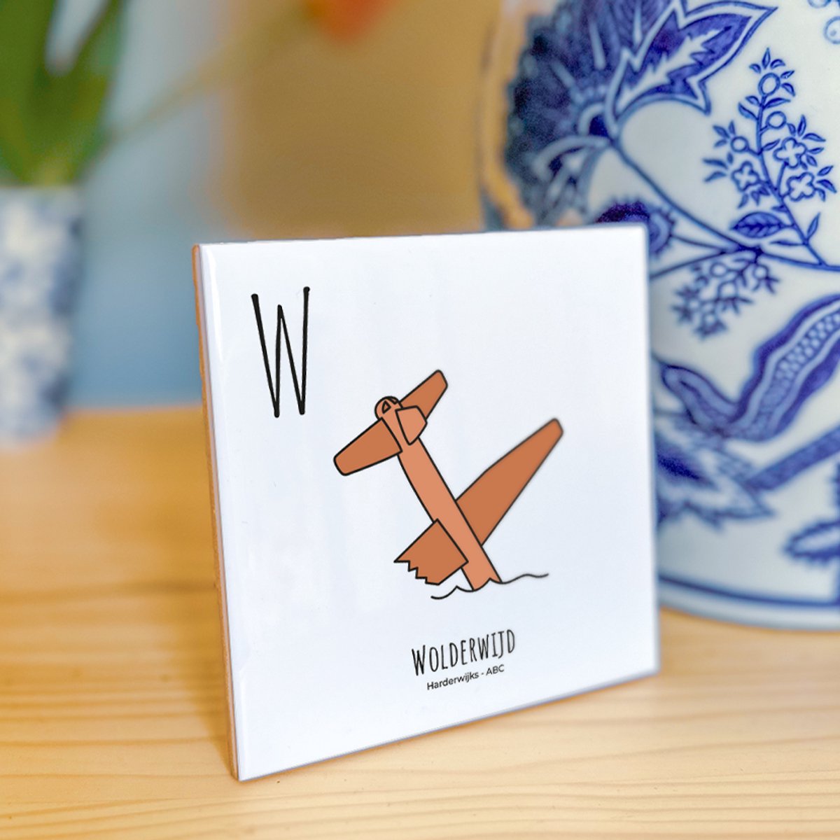 Wolderwijd - ABC tegeltje Harderwijk - Keramiek met Handgetekende Illustratie - Wanddecoratie - Woondecoratie - Relatiegeschenk - Souvenir - 10,8 x 10,8 cm