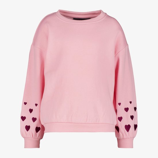 Roze sweater met geborduurde bordeauxrode hartjes op de mouwen.