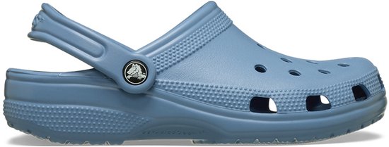 Sabot Crocs bleu avec bride arrière et perforations.